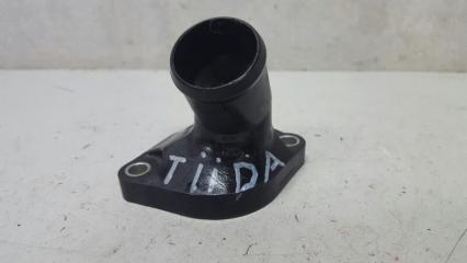 Фото запчасти корпус термостата Nissan Tiida 2008 Б/У запчасть Запчасть корпус термостата Nissan Tiida 2008