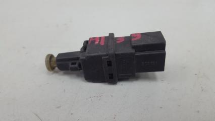 Выключатель стоп сигнала лягушка заднего тормоза Nissan Primera 1992г Б/У Выключатель стоп сигнала лягушка заднего тормоза Nissan Primera 1992г