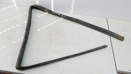 Запчасть уплотнительная резинка проема двери задняя правая Nissan Maxima 1997