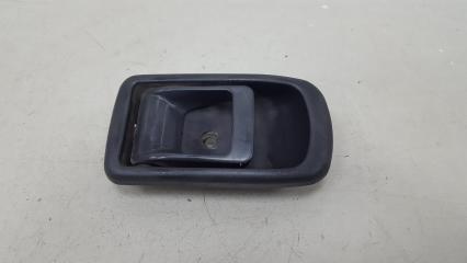 Фото запчасти ручка двери внутренняя открывания передняя правая Daihatsu Storia 2003 Б/У запчасть Запчасть ручка двери внутренняя открывания передняя правая Daihatsu Storia 2003