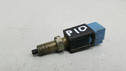 Выключатель стоп сигнала лягушка заднего тормоза Nissan Primera 1992г Б/У Выключатель стоп сигнала лягушка заднего тормоза Nissan Primera 1992г