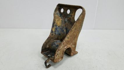 Кронштейн крепления стабилизатора скоба передний правый Infiniti QX4 1999