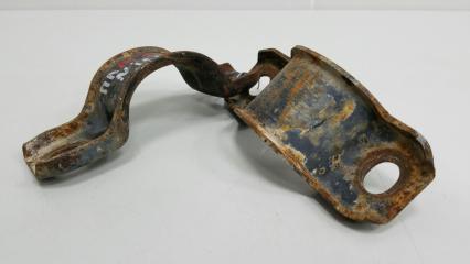 Кронштейн крепления стабилизатора скоба передний Nissan Largo 1994