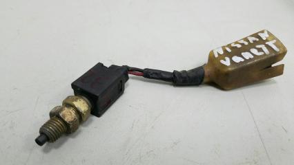 Выключатель стоп сигнала лягушка заднего тормоза Nissan Vanette 1988 Б/У Выключатель стоп сигнала лягушка заднего тормоза Nissan Vanette 1988