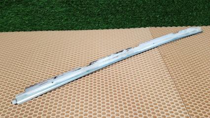 Запчасть молдинг стекла передний левый Mercedes S280 1983