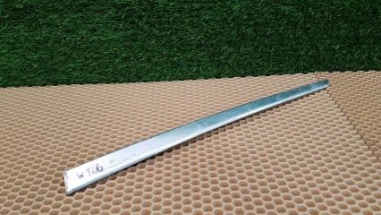 Запчасть молдинг стекла Mercedes S280 1983