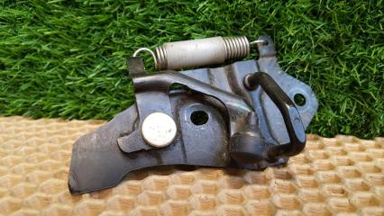 Ответная часть петля замка багажника Nissan Fuga 2005