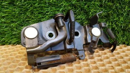 Ответная часть петля замка багажника Nissan Fuga 2005