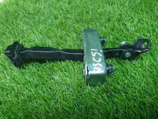 Фото запчасти ограничитель двери правый Lexus IS250 2008 Б/У запчасть Запчасть ограничитель двери правый Lexus IS250 2008