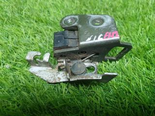 Запчасть ответная часть петля замка багажника Nissan Almera 2004