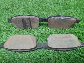 Фото запчасти тормозные колодки заднее Suzuki Vitara 2018 Б/У запчасть Запчасть тормозные колодки заднее Suzuki Vitara 2018