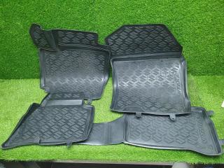 Фото запчасти комплект салонных ковриков Suzuki Vitara 2018 Б/У запчасть Запчасть комплект салонных ковриков Suzuki Vitara 2018