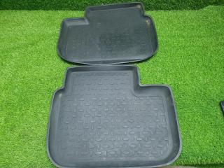 Фото запчасти комплект салонных ковриков задний Suzuki SX4 2012 Б/У запчасть Запчасть комплект салонных ковриков задний Suzuki SX4 2012