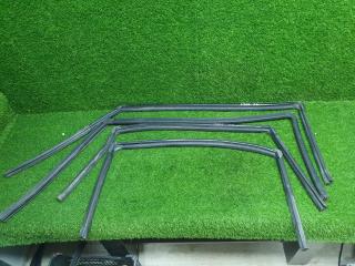 Уплотнительная резинка стекла ГАЗ Волга Сайбер 2010 JR41 EDZ 2.4л Б/У