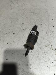 Фото запчасти насос омывателя Volkswagen Passat Б/У запчасть Запчасть насос омывателя Volkswagen Passat