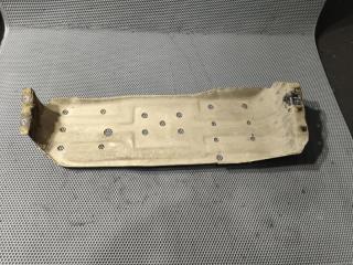 Фото запчасти защита топливного бака Toyota Hilux Surf 1990 Б/У запчасть Запчасть защита топливного бака Toyota Hilux Surf 1990