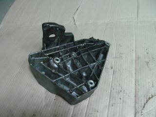 Кронштейн компрессора кондиционера Volkswagen Passat B5 1997-2005 06B260885D Б/У