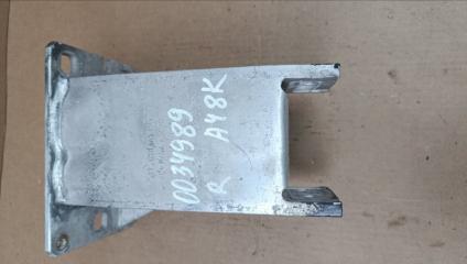 Кронштейн передний правый A4 B8 2008-2015
