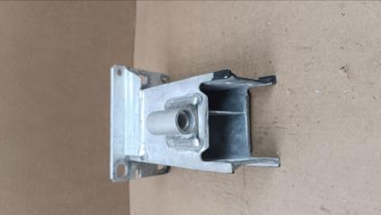 Кронштейн передний правый A4 B8 2008-2015