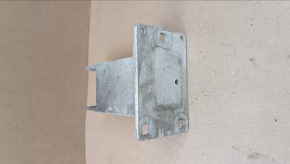 Кронштейн передний левый A4