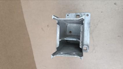 Кронштейн передний левый A4