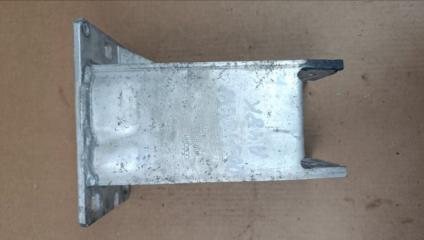 Кронштейн передний левый Audi A4