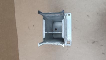 Кронштейн передний левый A4