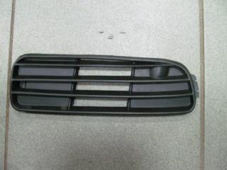 Запчасть заглушка бампера передняя правая Audi A80 B4