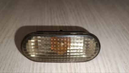 Фото запчасти поворотник Volkswagen Passat Б/У запчасть Запчасть поворотник Volkswagen Passat