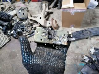 Запчасть замок двери передний правый Mercedes-Benz Vito