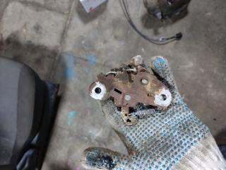 Запчасть замок капота Peugeot 206