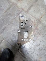 Запчасть кронштейн генератора Skoda Octavia