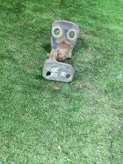 Фото запчасти петля двери передняя правая Land Rover Discovery 2006 Б/У запчасть Запчасть петля двери передняя правая Land Rover Discovery 2006