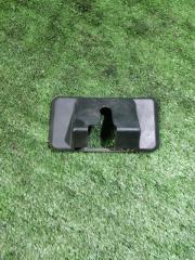 Фото запчасти накладка замка багажника Toyota Land Cruiser 2008 Б/У запчасть Запчасть накладка замка багажника Toyota Land Cruiser 2008