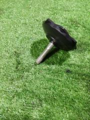 Фото запчасти болт крепления запасного колеса Jeep Grand Cherokee 2012 Б/У запчасть Запчасть болт крепления запасного колеса Jeep Grand Cherokee 2012