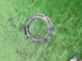 Фото запчасти крепление топливного насоса Jeep Grand Cherokee 2012 Б/У запчасть Запчасть крепление топливного насоса Jeep Grand Cherokee 2012