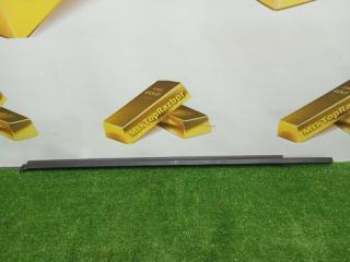 Запчасть уплотнитель стекла двери передний правый Porsche Cayenne S 2010