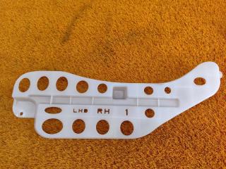 Запчасть кронштейн ковролина правый Toyota Camry 2019