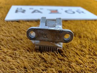 Запчасть петля двери багажника правая Volkswagen Touareg 2015