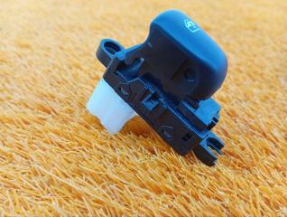 Фото запчасти кнопка стеклоподъемника задняя правая Nissan Qashqai 2021 Б/У запчасть Запчасть кнопка стеклоподъемника задняя правая Nissan Qashqai 2021