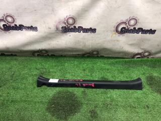 Запчасть накладка на порог салона передняя левая Toyota Aqua