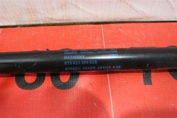 Амортизатор капота A4 2011 Седан B8 CDN Амортизатор капота A4 2011 Седан B8 CDN
