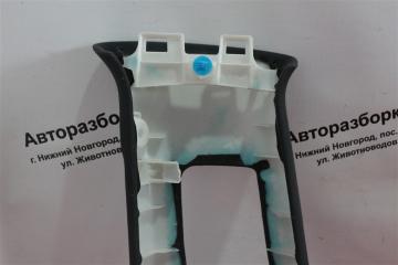 Накладка стойки задняя правая LX570 2016 200