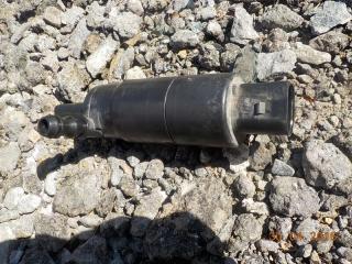 Фото запчасти насос омывателя фар AUDI Q7 2007 Б/У запчасть Запчасть насос омывателя фар AUDI Q7 2007