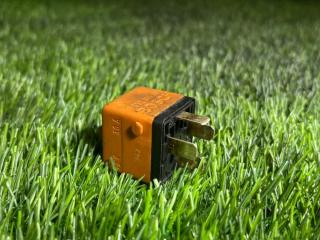 Реле топливного насоса BMW E34 1992 Б/У Реле топливного насоса BMW E34 1992