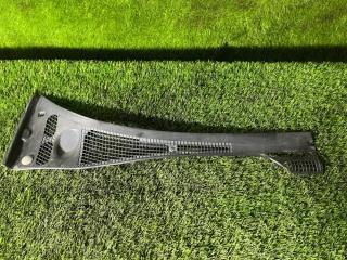 Решетка под лобовое стекло правая BMW E34 1990 Б/У Решетка под лобовое стекло правая BMW E34 1990