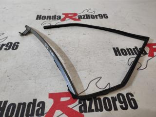 Уплотнитель стекла задний левый Honda Civic 2011
