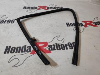 Уплотнитель стекла задний левый Honda Accord 2005