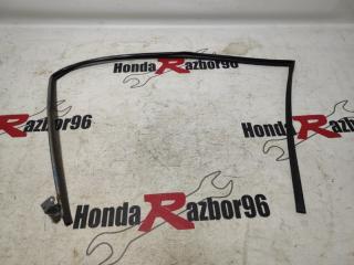 Уплотнитель стекла передний левый Honda Civic 2011