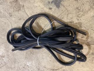 Запчасть уплотнитель дверного проёма передний правый Nissan Pathfinder 2008